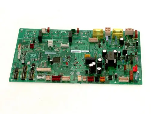 Grüne Steuerplatine von Bosch mit verschiedenen elektrischen Komponenten, Anschlüssen und Prozessoren, zur Nutzung in elektronischen Geräten.